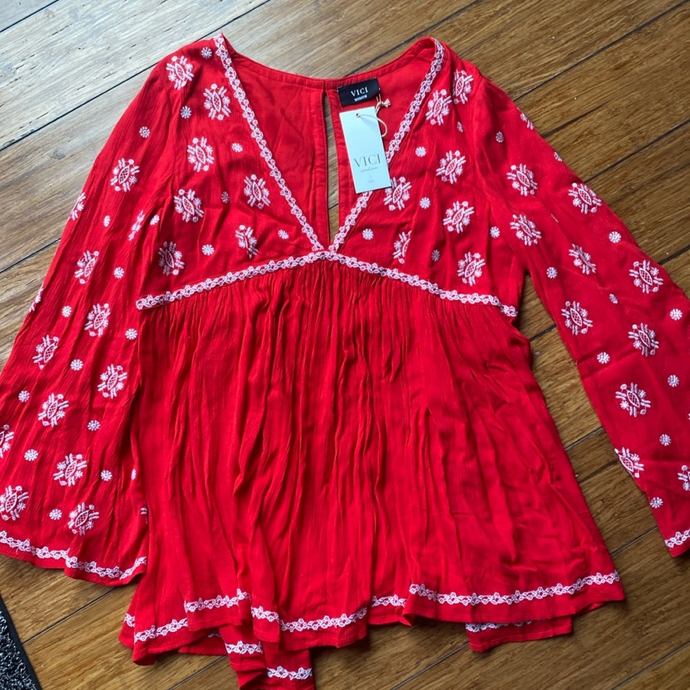 NWT BEAUTIFUL Boho Embroidered top. Size M. Tunic style.
